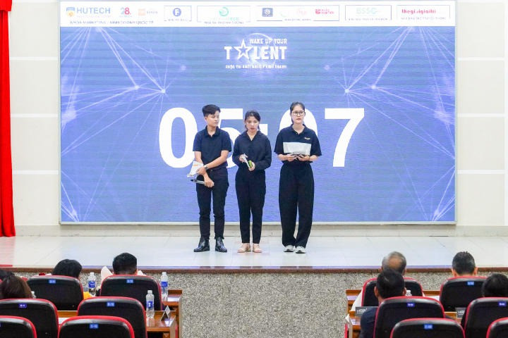 Các đội thi trình bày trước Ban Giám khảo cuộc thi.