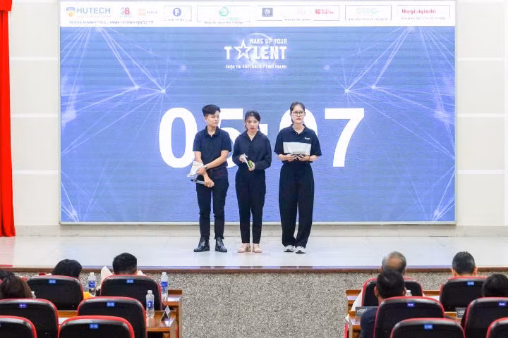 Các đội thi trình bày trước Ban Giám khảo cuộc thi. Các đội thi trình bày trước Ban Giám khảo cuộc thi.