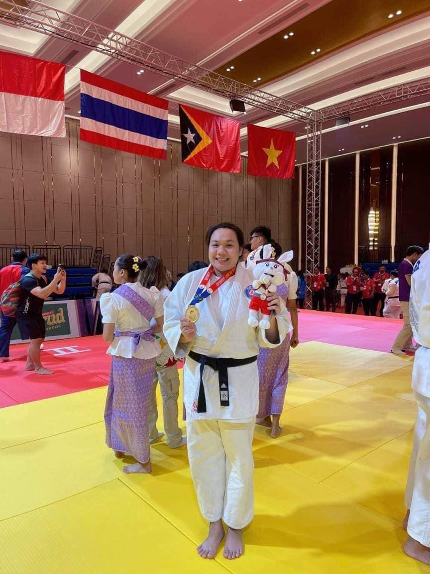 Hoàng Bùi Thúy Linh cùng chiếc HCV giành được tại SEA Games 32. (Ảnh: Phụ nữ Phú Riềng).