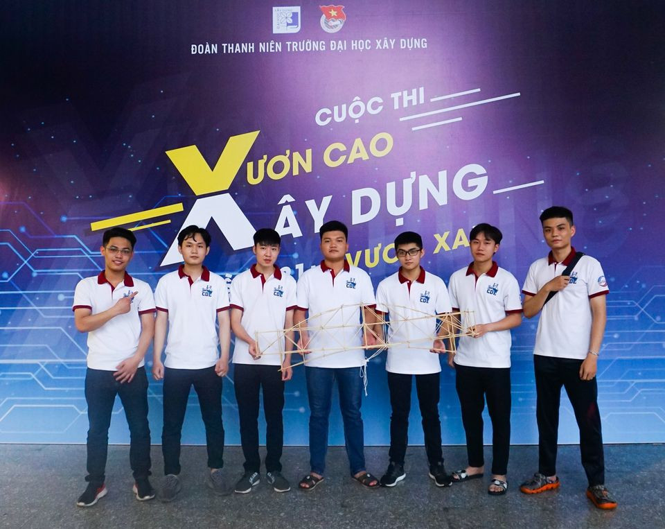 Quốc Bảo (thứ ba bên trái) luôn tích cực tham gia các hoạt động Đoàn, Hội.