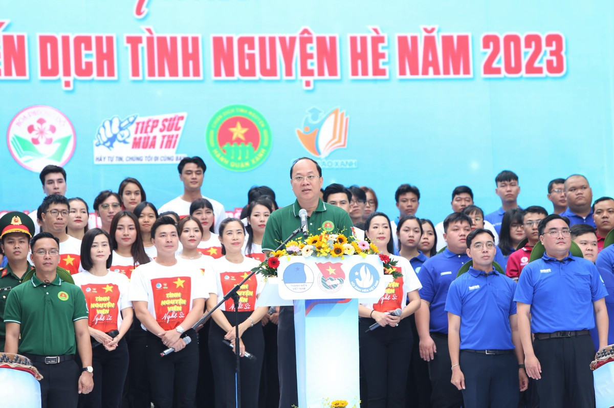 Chia sẻ với các bạn trẻ tại lễ ra quân, Phó Bí thư Thành uỷ TP. HCM Nguyễn Hồ Hải nhấn mạnh: &quot;Tôi mong muốn các bạn thể hiện được mình là những công dân trẻ của thành phố văn minh, hiện đại, nghĩa tình ở những địa phương đã từng đóng góp, hỗ trợ cho thành phố trong những thời điểm căng thẳng nhất trong đại dịch COVID-19 và gửi gắm lời tri ân chân thành của Đảng bộ và nhân dân thành phố đến với các địa phương, đơn vị...”. (Ảnh: Ngô Tùng)