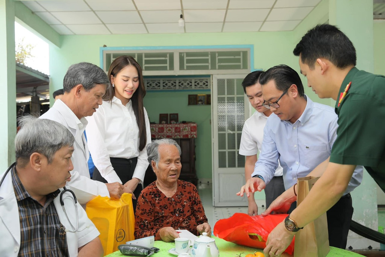 Đoàn đến thăm, khám bệnh và cấp thuốc cho các Bà mẹ Việt Nam anh hùng.