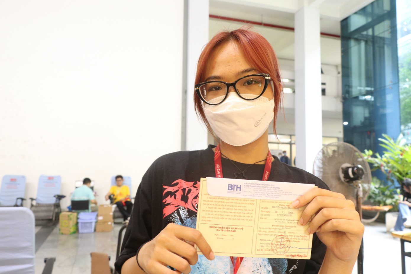Nguyễn Ngọc Khiết Như vui vẻ nhận giấy chứng nhận trong lần đầu tiên hiến máu.