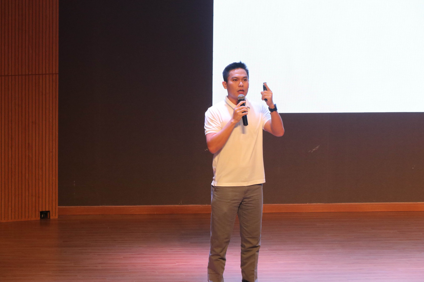 Anh Trần Thanh Phong - CEO Giver Books chia sẻ kinh nghiệm khởi nghiệp tại Hội thảo. (Ảnh: Lan Huỳnh)