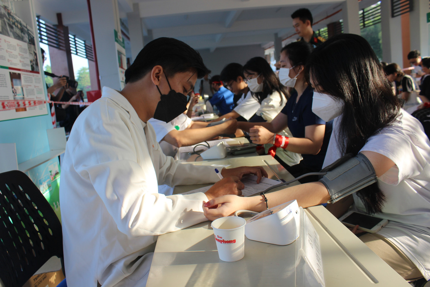 Các bạn sinh viên được đo huyết áp, khám sàng lọc trước khi tham gia hiến máu.