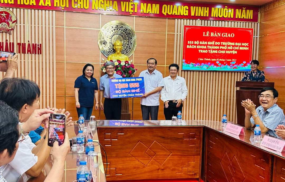 Lễ bàn giao bàn ghế tại địa phương. (Ảnh: ĐHBK) Lễ bàn giao bàn ghế tại địa phương. (Ảnh: ĐHBK)