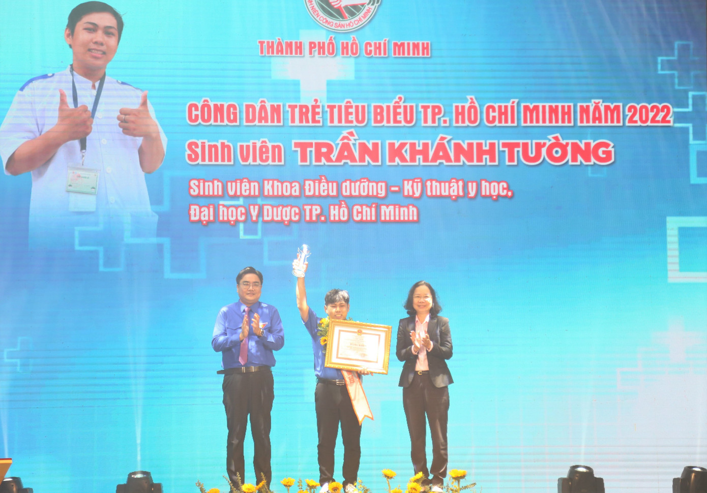 Trần Khánh Tường, sinh viên khoa Điều dưỡng - Kỹ thuật y học, trường ĐH Y Dược TPHCM nhận hoa và bằng khen tại buổi lễ vinh danh.