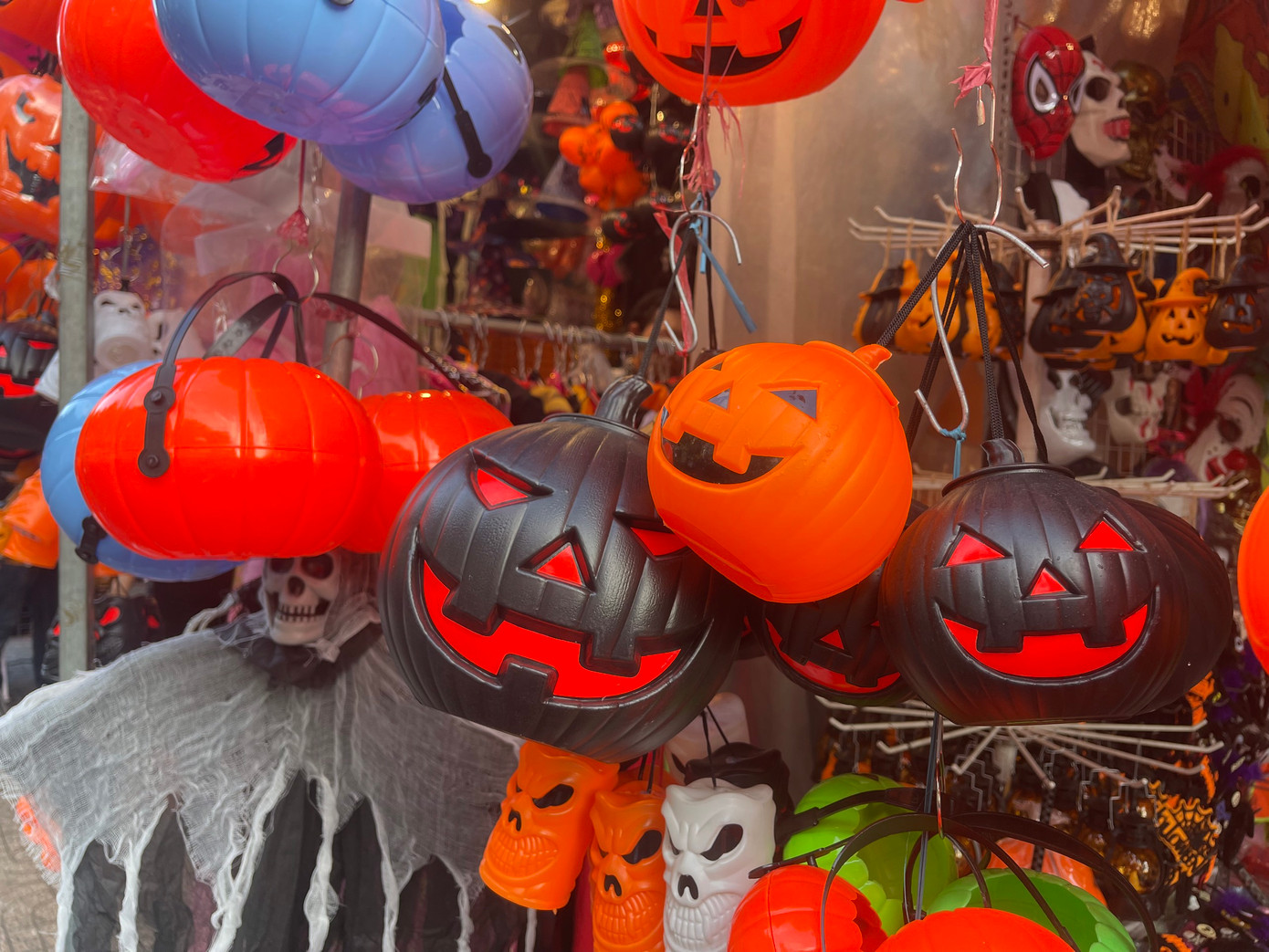 Những phụ kiện trang trí tại cửa hàng như lồng đèn, dây giăng Halloween, mạng nhện, bí ngô... giá khá rẻ, khoảng 100.000 đồng/bộ. Chỉ duy các trang phục hóa trang cho cả trẻ em và người lớn sẽ có giá nhỉnh hơn, từ 500.000 - 1,5 triệu đồng/bộ… Các mô hình xác sống được thiết kế cầu kỳ hơn, có hệ thống điện, tạo cử động và âm thanh có giá từ 1 đến 4 triệu đồng/bộ.