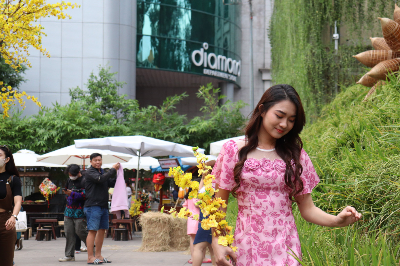 Tranh thủ vào buổi sáng còn vắng người, nhiều bạn trẻ với "bộ cánh mới" tìm về khu vực Nhà văn hóa Thanh niên để chụp hình.