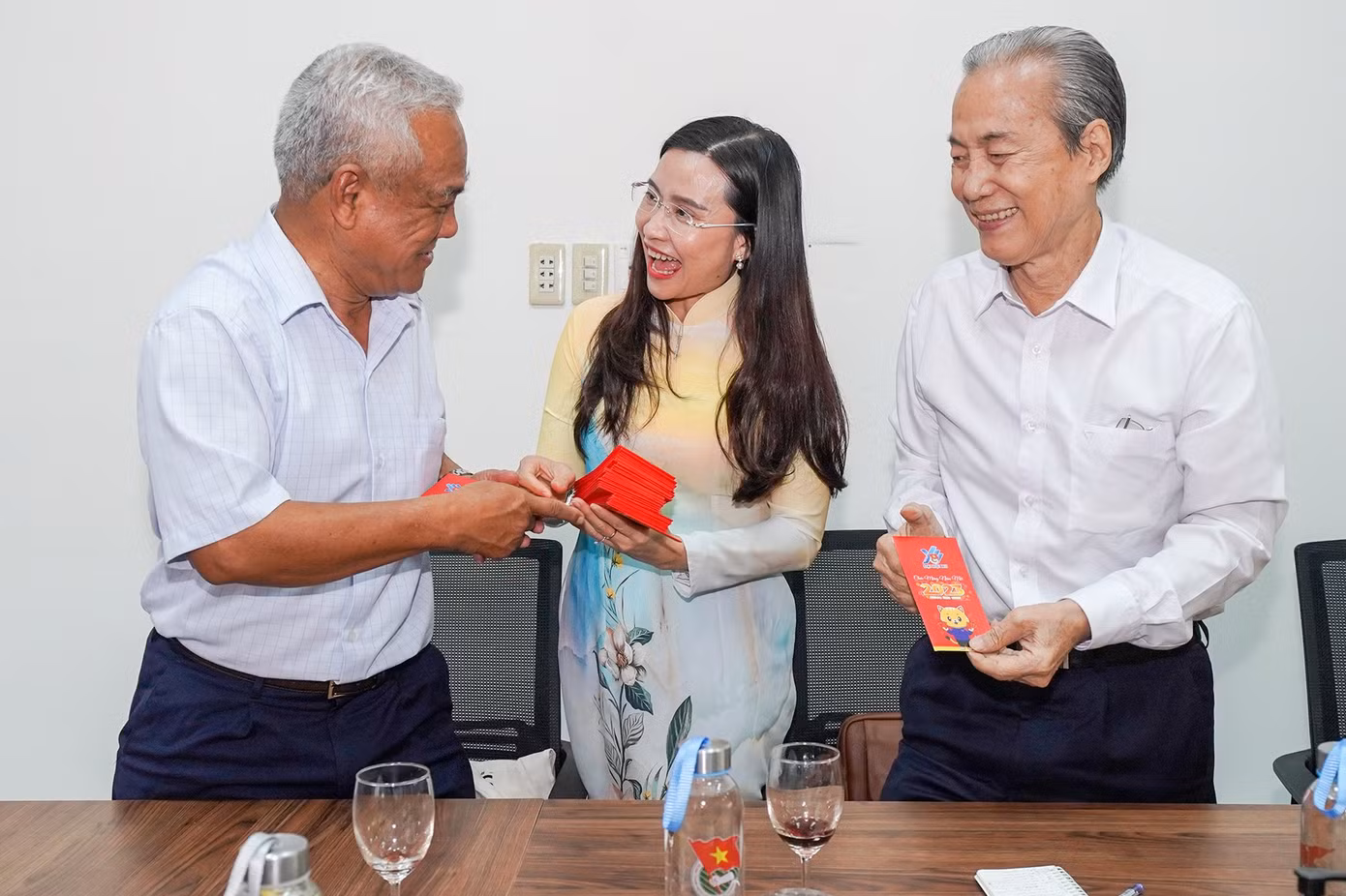 Bí thư T.Ư Đoàn Nguyễn Phạm Duy Trang mừng tuổi cựu cán bộ Đoàn. (Ảnh: Phạm Nguyễn)