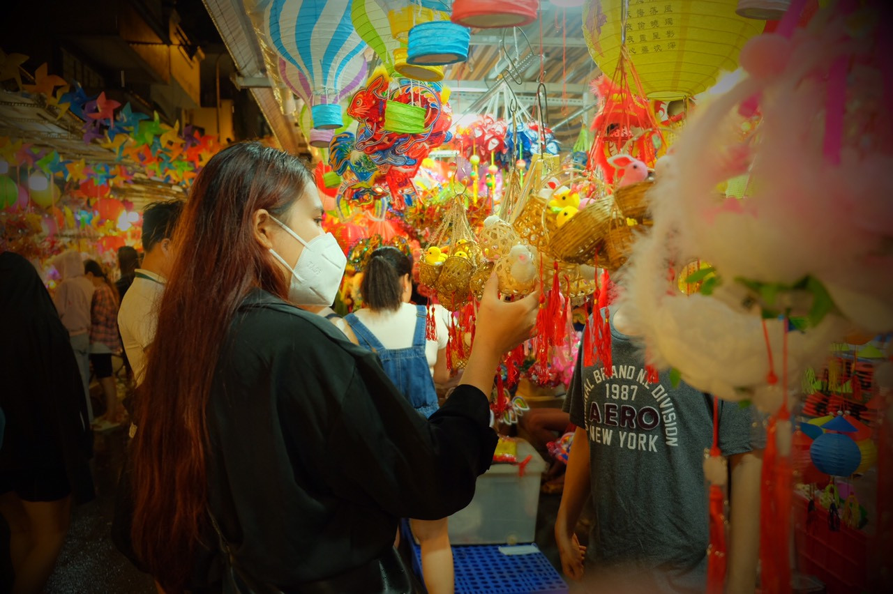 Cũng có không ít bạn trẻ chủ đích đi mua đèn Trung Thu về trang trí.