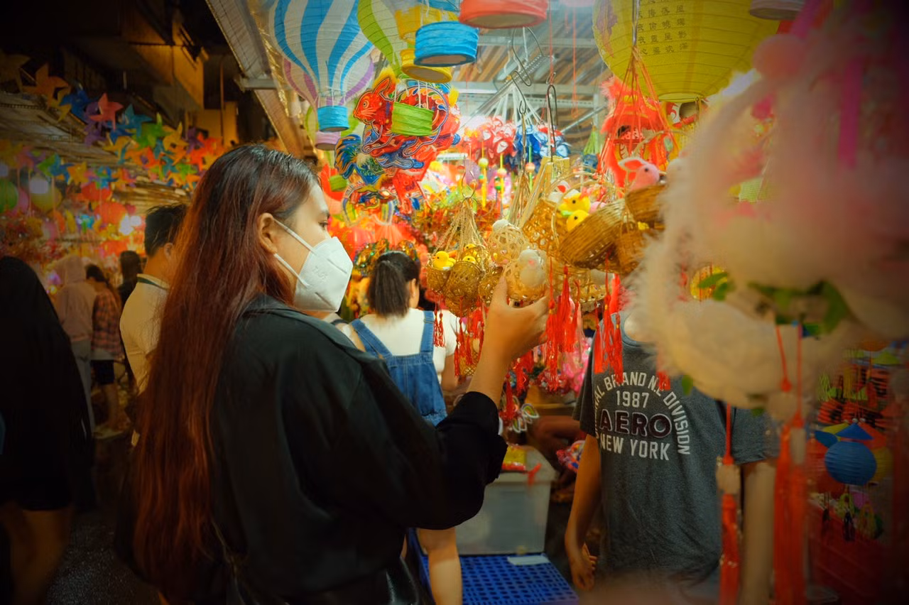 Cũng có không ít bạn trẻ chủ đích đi mua đèn Trung Thu về trang trí.
