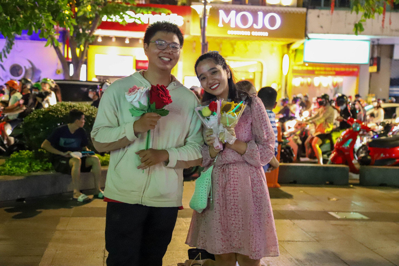 Các cặp đôi tay trong tay với những đóa hoa là khung cảnh ngọt ngào, dễ dàng bắt gặp vào đêm Valentine.