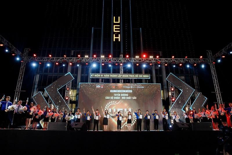 Chương trình Tuyên dương cán bộ Đoàn Hội UEH - Sức trẻ Kinh tế 2022. (Ảnh: UEH)