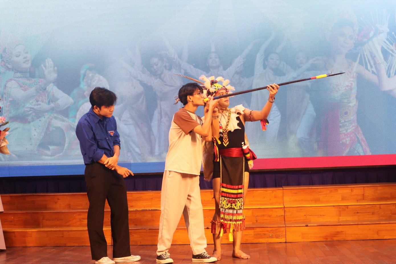 Các bạn sinh viên TP. HCM trải nghiệm đi săn cùng vũ công Malaysia tại sân khấu.