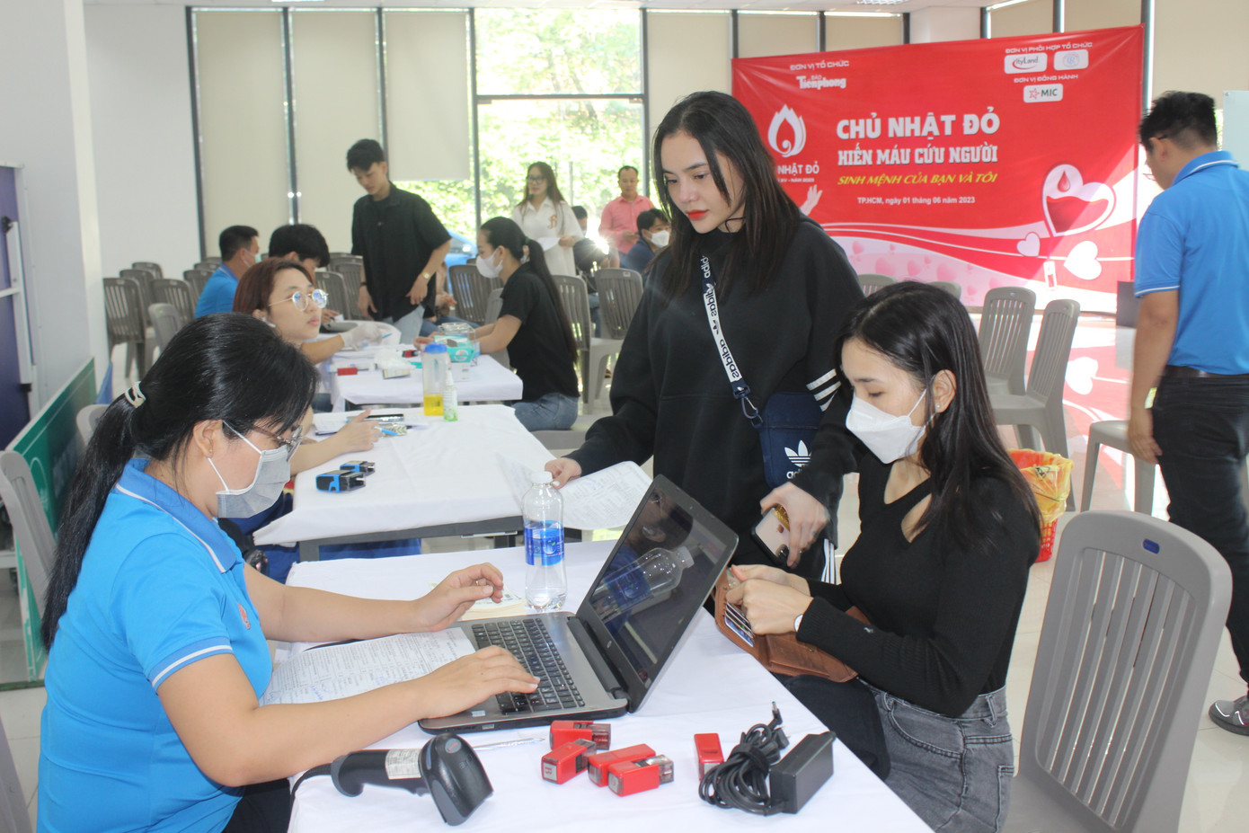 Ngay từ sớm, rất đông các bạn trẻ cùng cư dân khu đô thị CityLand Park Hills đã đến điền đơn, đăng ký hiến máu tại Ngày hội &quot;Chủ nhật Đỏ&quot;.