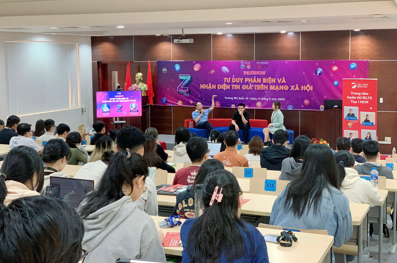 Rất đông các bạn sinh viên nghe chia sẻ của hai diễn giả. Rất đông các bạn sinh viên nghe chia sẻ của hai diễn giả.