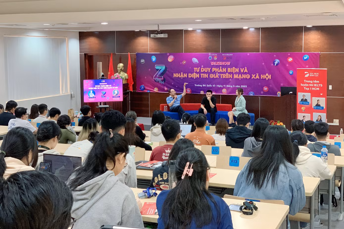 Rất đông các bạn sinh viên nghe chia sẻ của hai diễn giả.