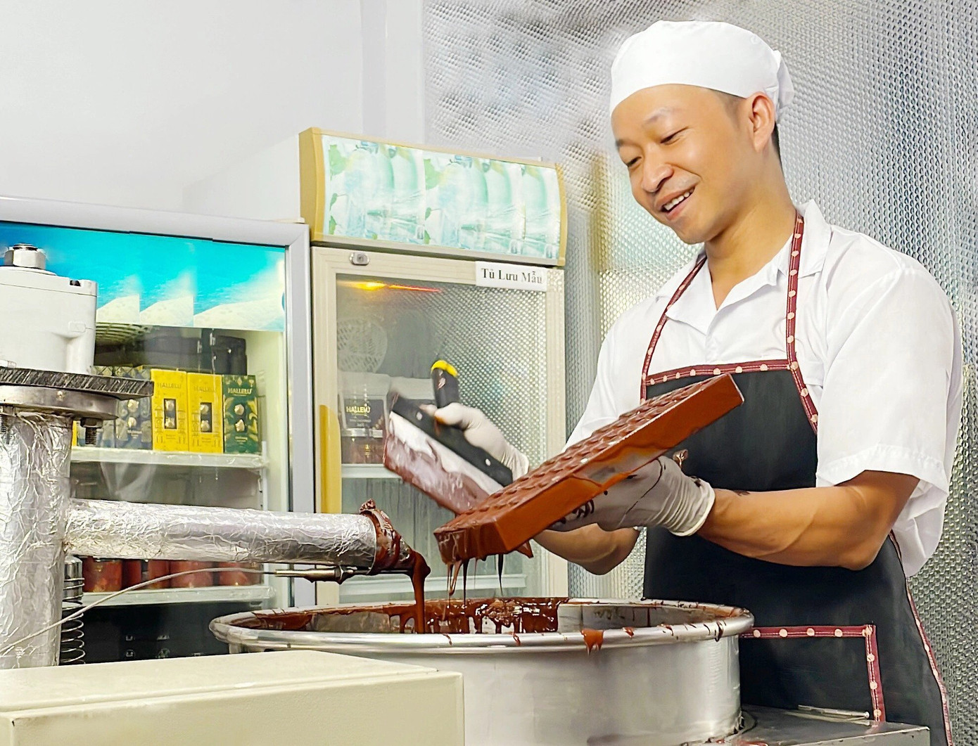 Anh Nguyễn Hồng Huy sản xuất socola tại nhà xưởng công ty Hallelu. Anh Nguyễn Hồng Huy sản xuất socola tại nhà xưởng công ty Hallelu.