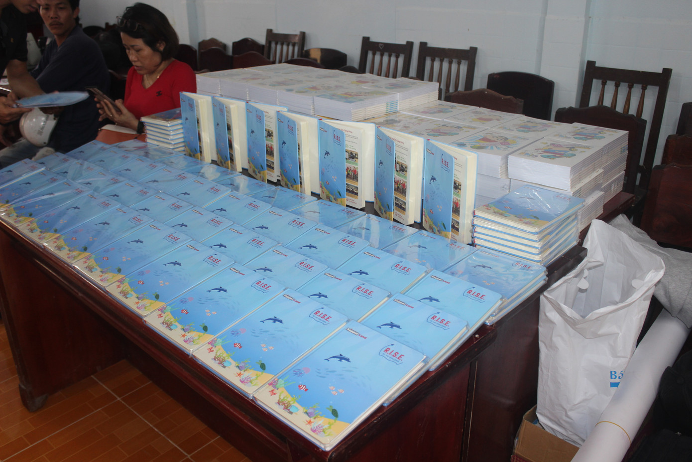 Quà tặng sổ tay và tập trắng được chương trình gửi tới các em học sinh trường THCS Tạ An Khương. Quà tặng sổ tay và tập trắng được chương trình gửi tới các em học sinh trường THCS Tạ An Khương.