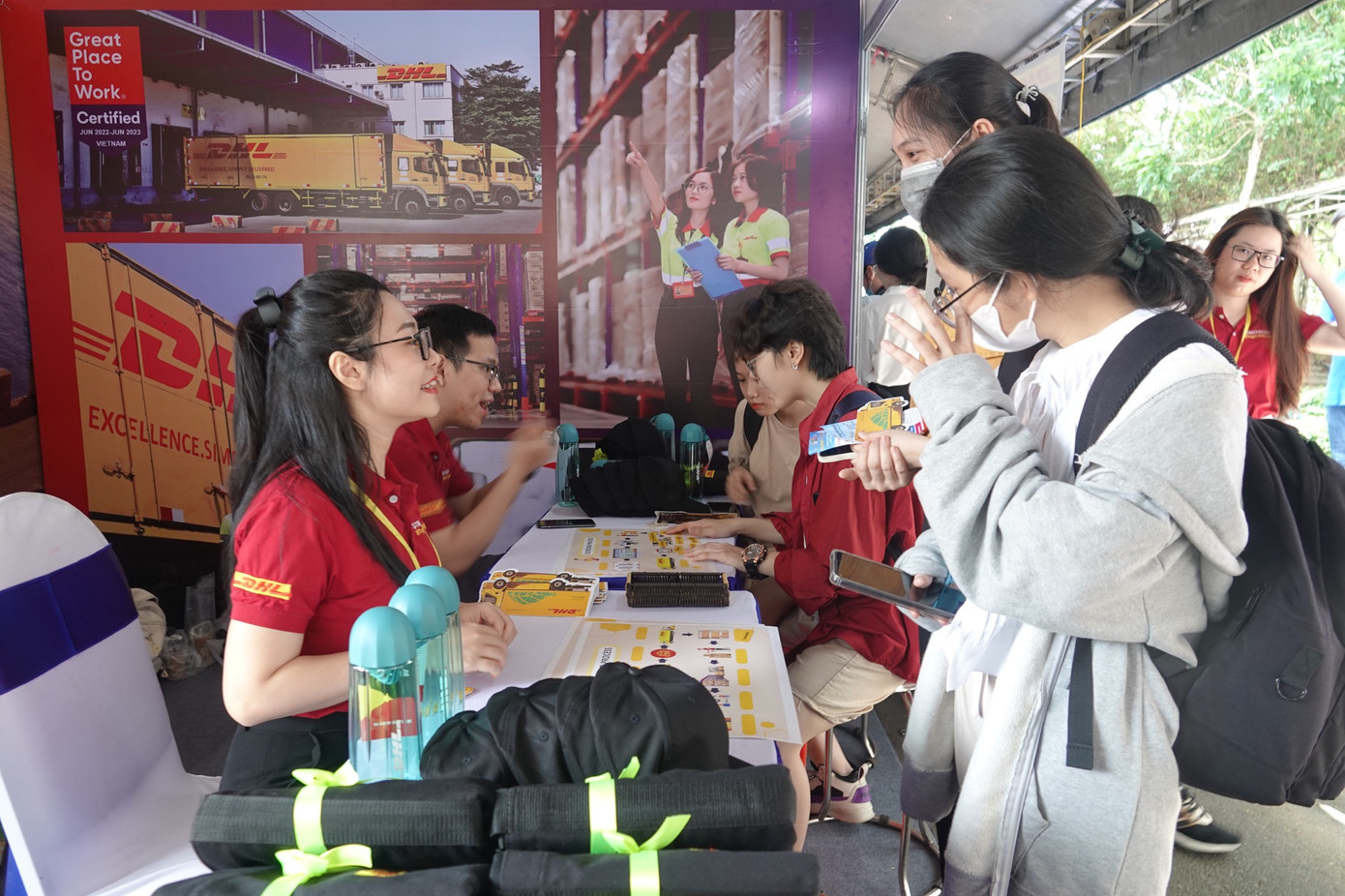 Sinh viên tham gia nộp hồ sơ tại các gian hàng tuyển dụng trong Ngày hội.