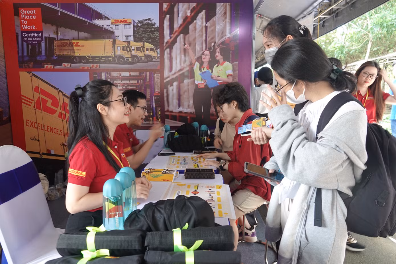 Sinh viên tham gia nộp hồ sơ tại các gian hàng tuyển dụng trong Ngày hội.