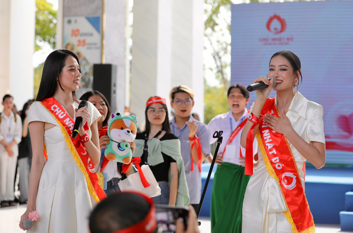 Hai người đẹp cùng làm giám khảo cho game show mà người chơi là các bạn sinh viên với thử thách catwalk của mình. (Ảnh: Duy Anh) Hai người đẹp cùng làm giám khảo cho game show mà người chơi là các bạn sinh viên với thử thách catwalk của mình. (Ảnh: Duy Anh)