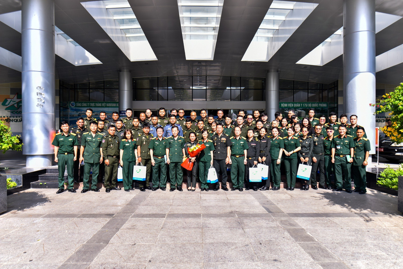 Đoàn Sĩ quan trẻ Quân đội Nhân dân Việt Nam và đoàn sĩ quan trẻ Quân đội Hoàng Gia Campuchia chụp ảnh lưu niệm.