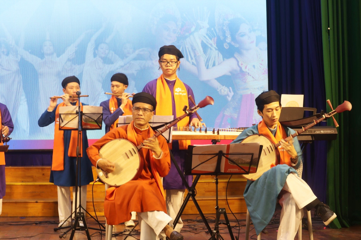 Phần trình diễn nhạc cụ dân tộc rất đặc sắc, đến từ các bạn sinh viên trường ĐH FPT TP. HCM.