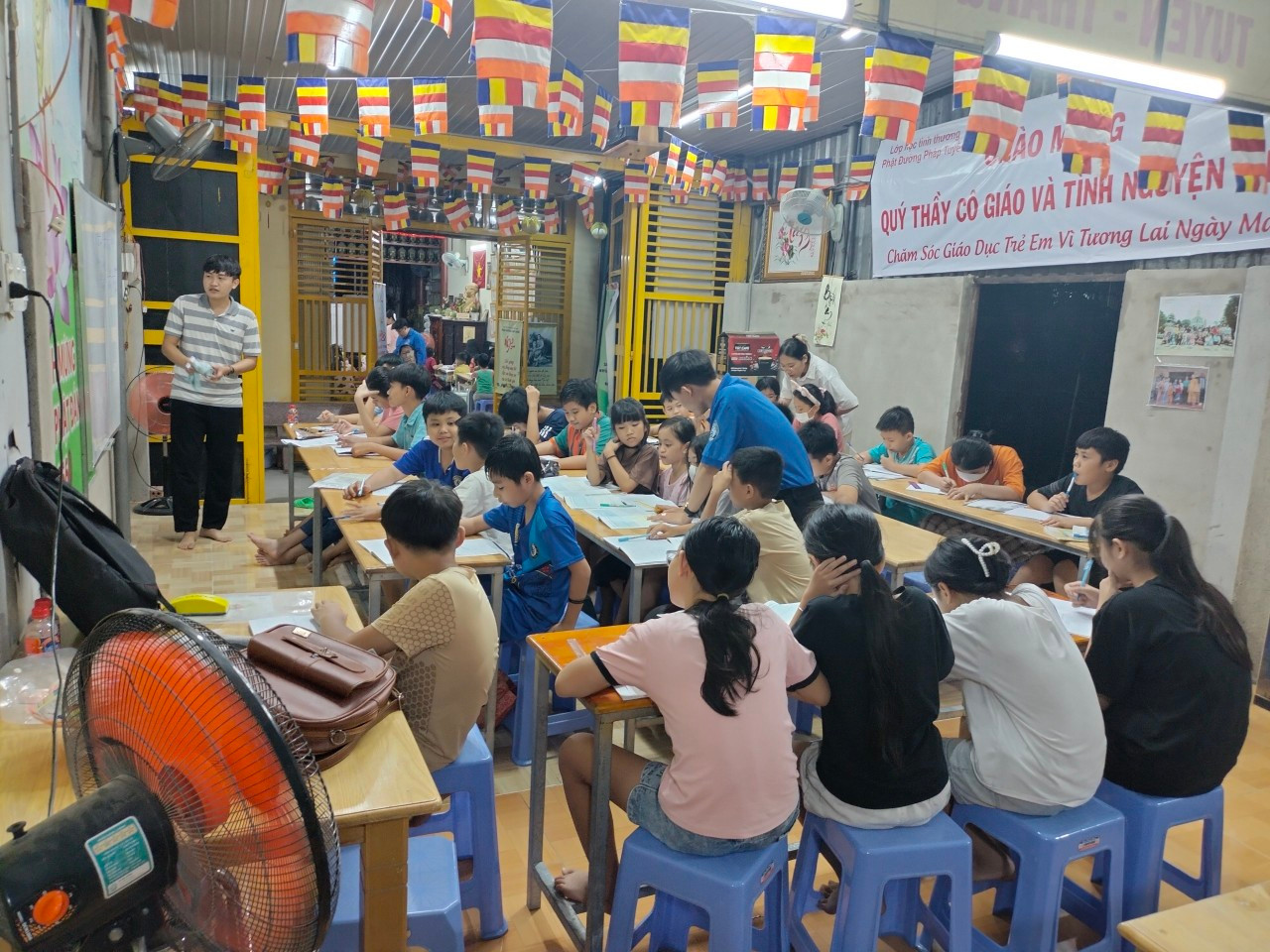 Những thanh niên tình nguyện mang màu áo xanh quen thuộc đến tận nơi để hỗ trợ, phổ cập kiến thức cho các em nhỏ tại chùa.