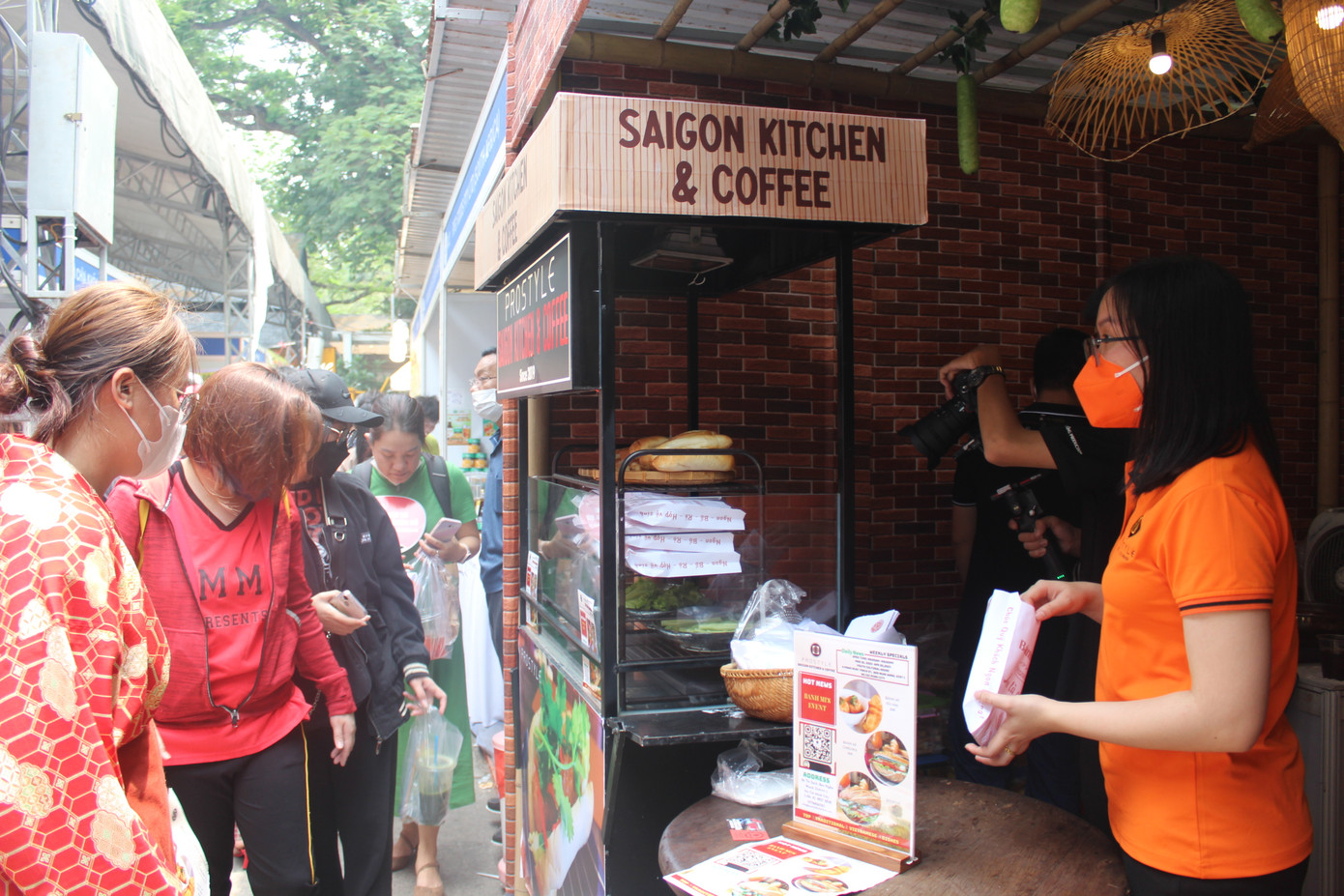 Không những mua bánh mì, những thực khác còn tìm hiểu về sự ra đời của các thương hiệu có mặt tại Lễ hội.