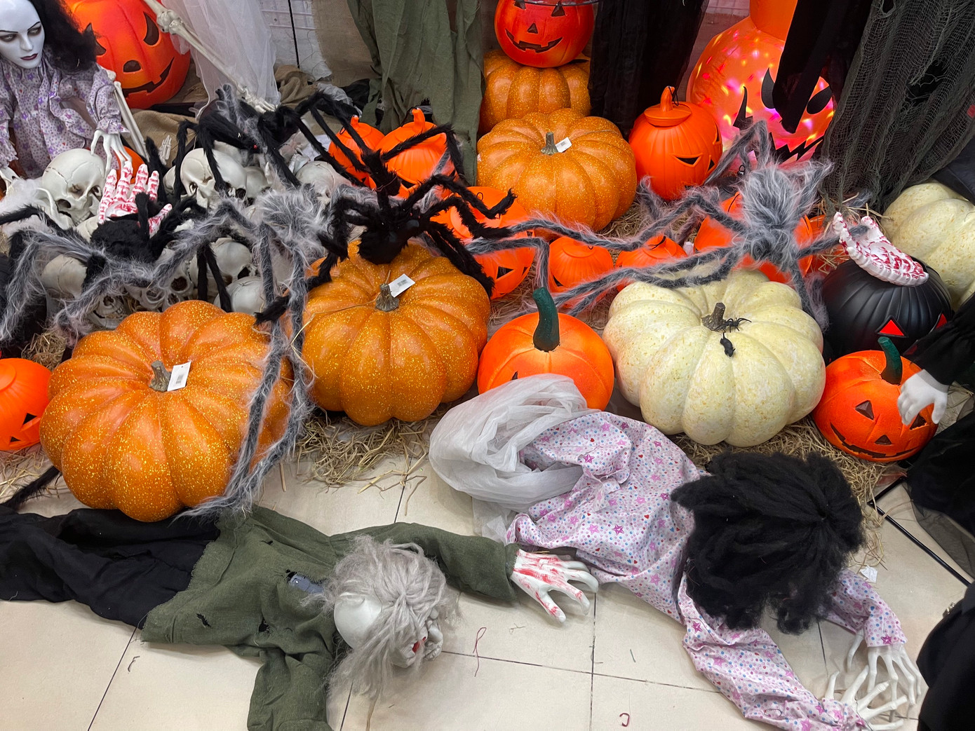 Anh Dũng cũng cho biết thêm, các mặt hàng được nhập từ trước Trung Thu. “Năm nay bán ế hơn những năm trước. Năm nay vắng lắm, vắng hơn mọi năm nhiều. Tôi nghĩ là vắng tới 70%”, anh Dũng nói.