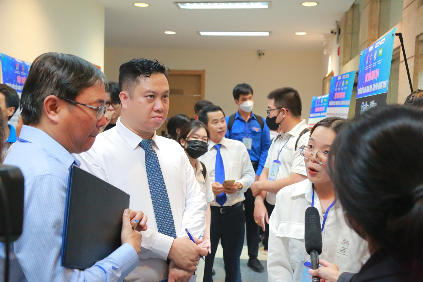 Sinh viên đang trình bày về mô hình chuyển đổi số cho các chuyên gia tham gia Hội thảo.