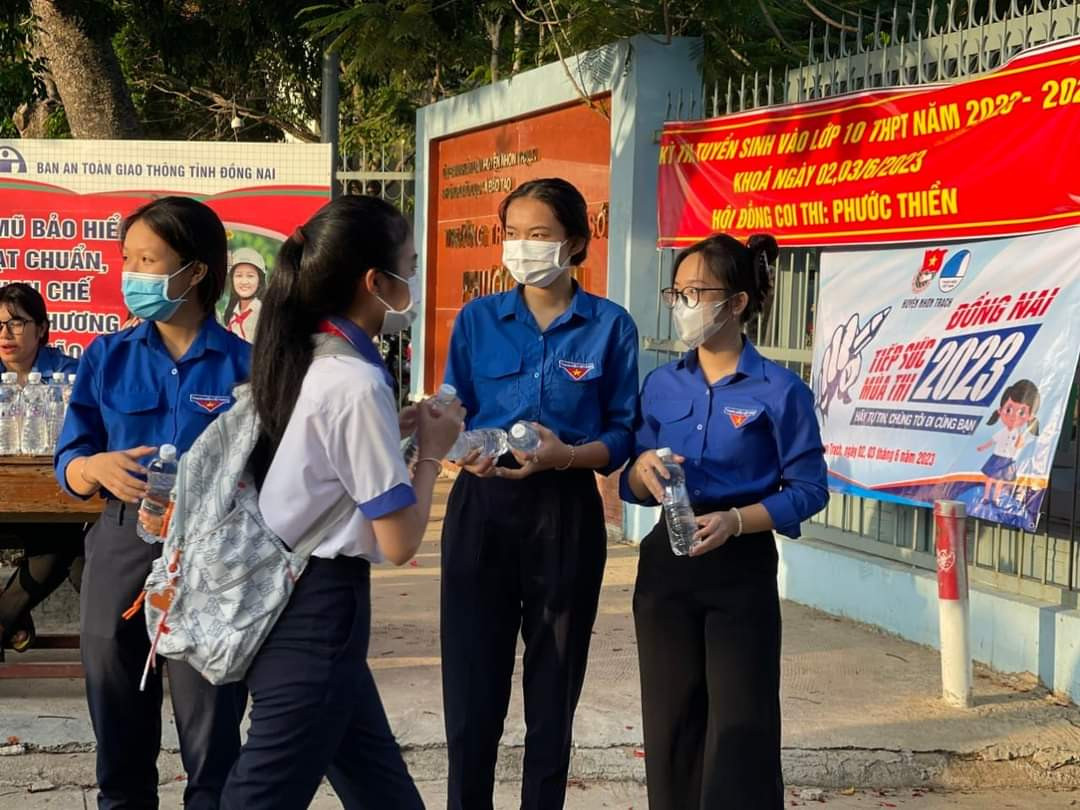 Thí sinh dự thi vào lớp 10 được các sinh viên tình nguyện "Tiếp sức mùa thi". Thí sinh dự thi vào lớp 10 được các sinh viên tình nguyện "Tiếp sức mùa thi".