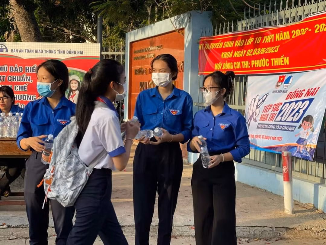 Thí sinh dự thi vào lớp 10 được các sinh viên tình nguyện "Tiếp sức mùa thi".