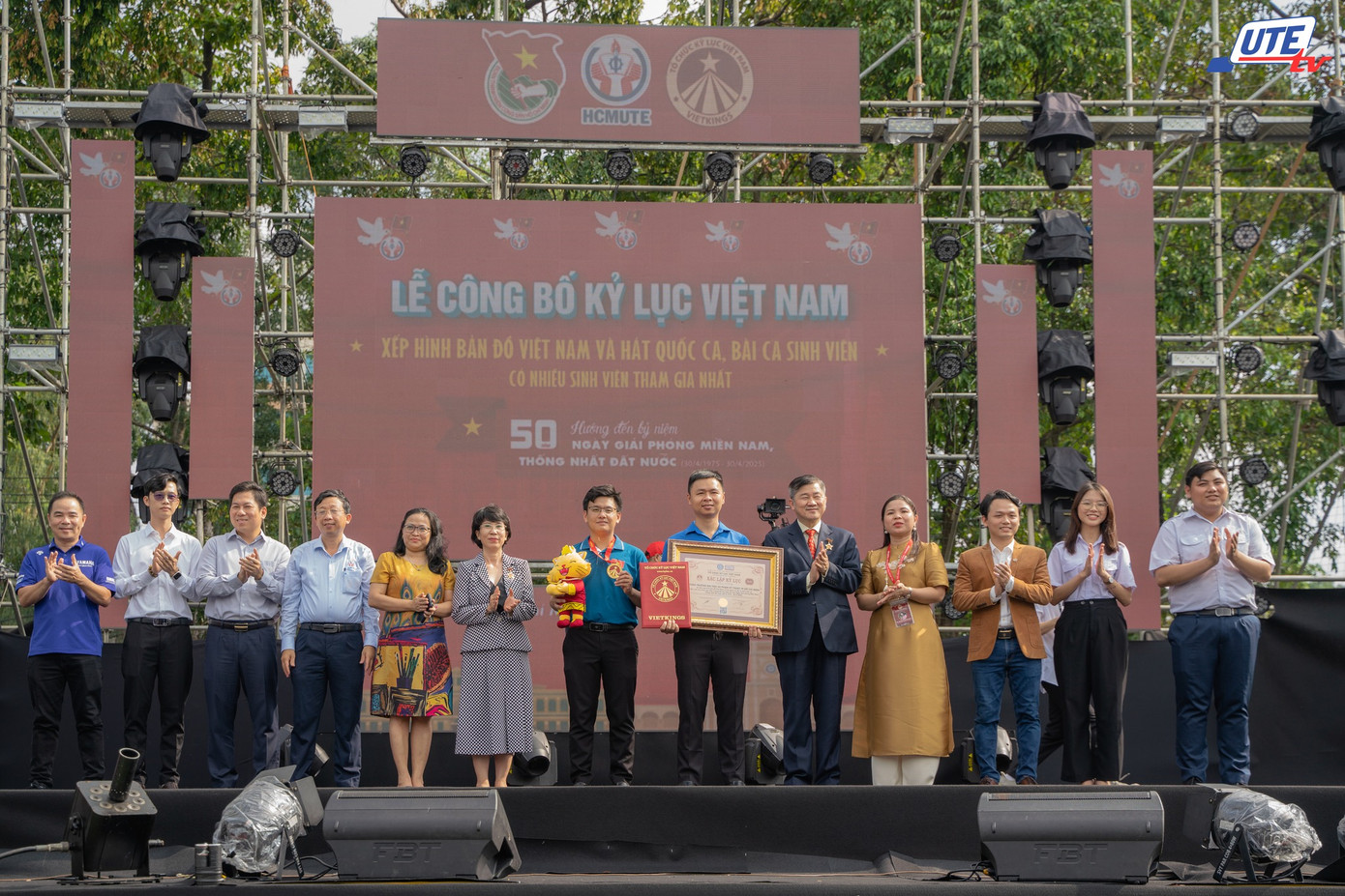 Đại diện Đoàn Thanh niên, Hội Sinh viên trường ĐH Sư phạm Kỹ thuật TP. HCM nhận Bằng ghi nhận Kỷ lục Việt Nam, ngay sau màn đồng diễn. (Ảnh: ĐH SPKT) Đại diện Đoàn Thanh niên, Hội Sinh viên trường ĐH Sư phạm Kỹ thuật TP. HCM nhận Bằng ghi nhận Kỷ lục Việt Nam, ngay sau màn đồng diễn. (Ảnh: ĐH SPKT)