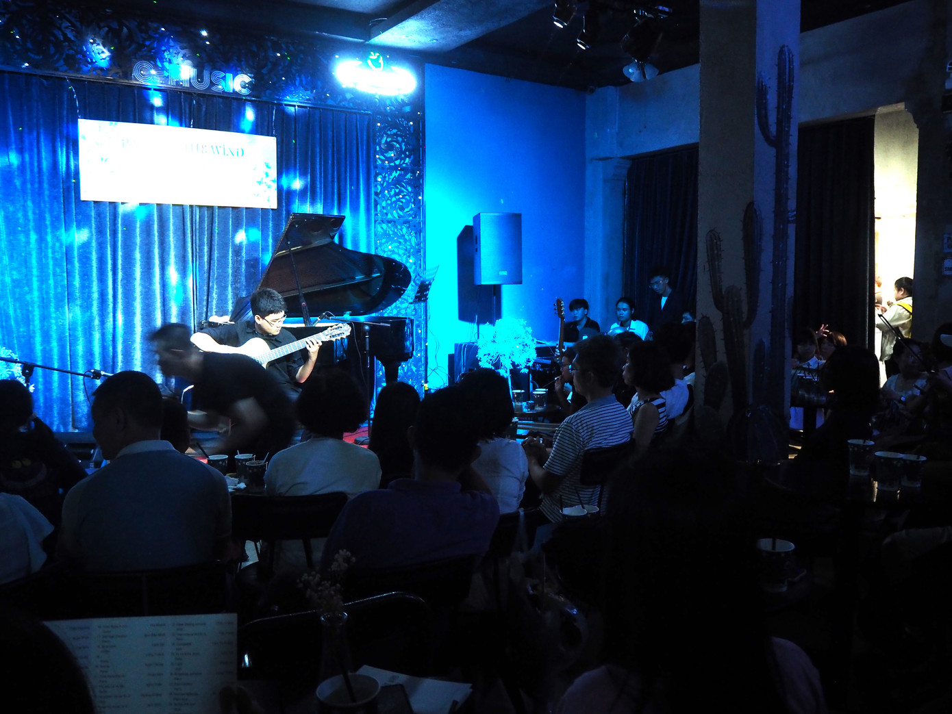 Buổi biểu diễn thu hút rất đông khán giả đến thưởng thức. Buổi biểu diễn thu hút rất đông khán giả đến thưởng thức.