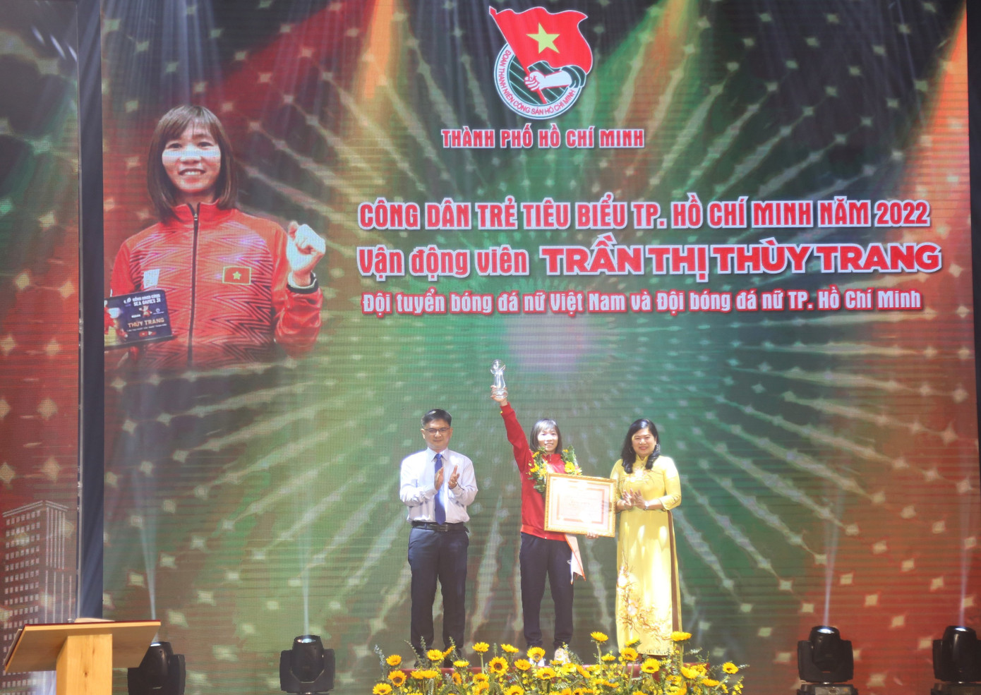 Vận động viên Trần Thị Thùy Trang, Đội tuyển bóng đá nữ Việt Nam và Đội tuyển bóng đá nữ TPHCM nhận hoa và bằng khen tại lễ tuyên dương.