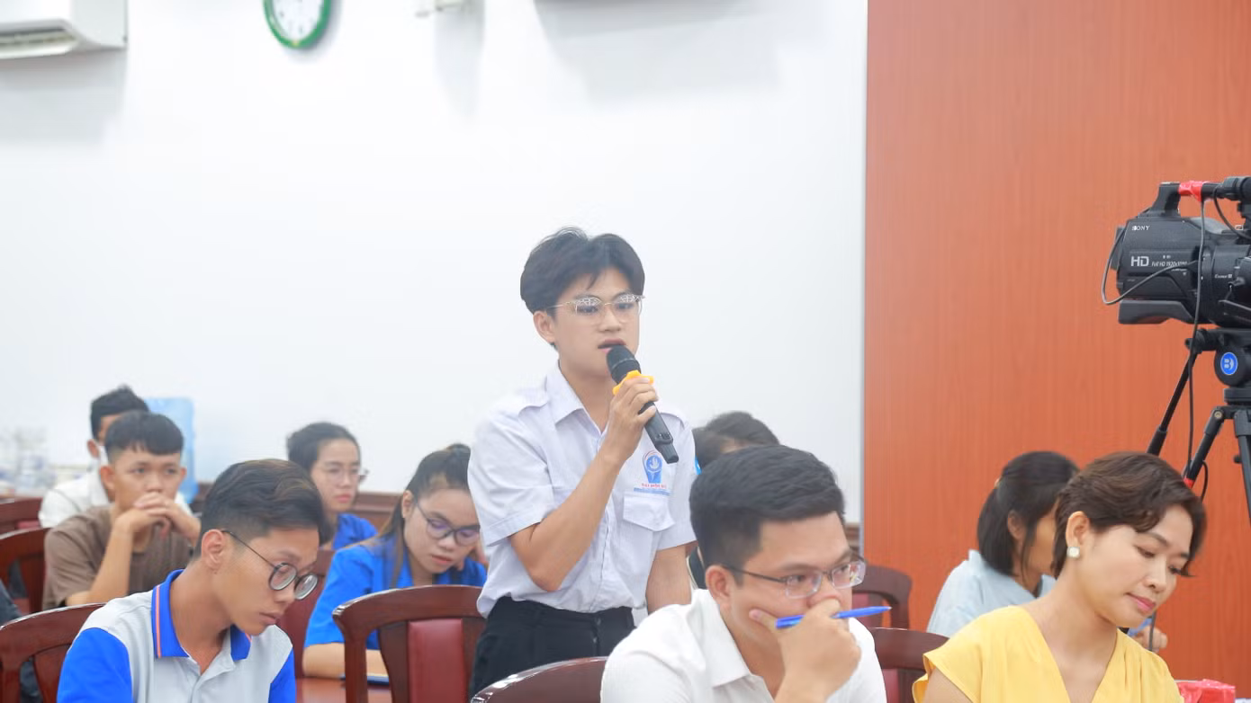 Các bạn sinh viên đặt câu hỏi với Ban Tổ chức Giải thưởng.