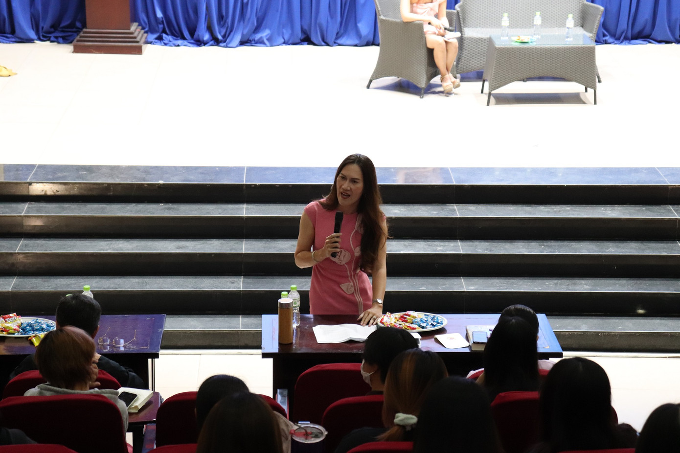 “Chúng ta là những gì chúng ta mặc”, diễn giả Mia Nguyễn - chuyên viên tư vấn tâm lý. (Ảnh: BTC) “Chúng ta là những gì chúng ta mặc”, diễn giả Mia Nguyễn - chuyên viên tư vấn tâm lý. (Ảnh: BTC)