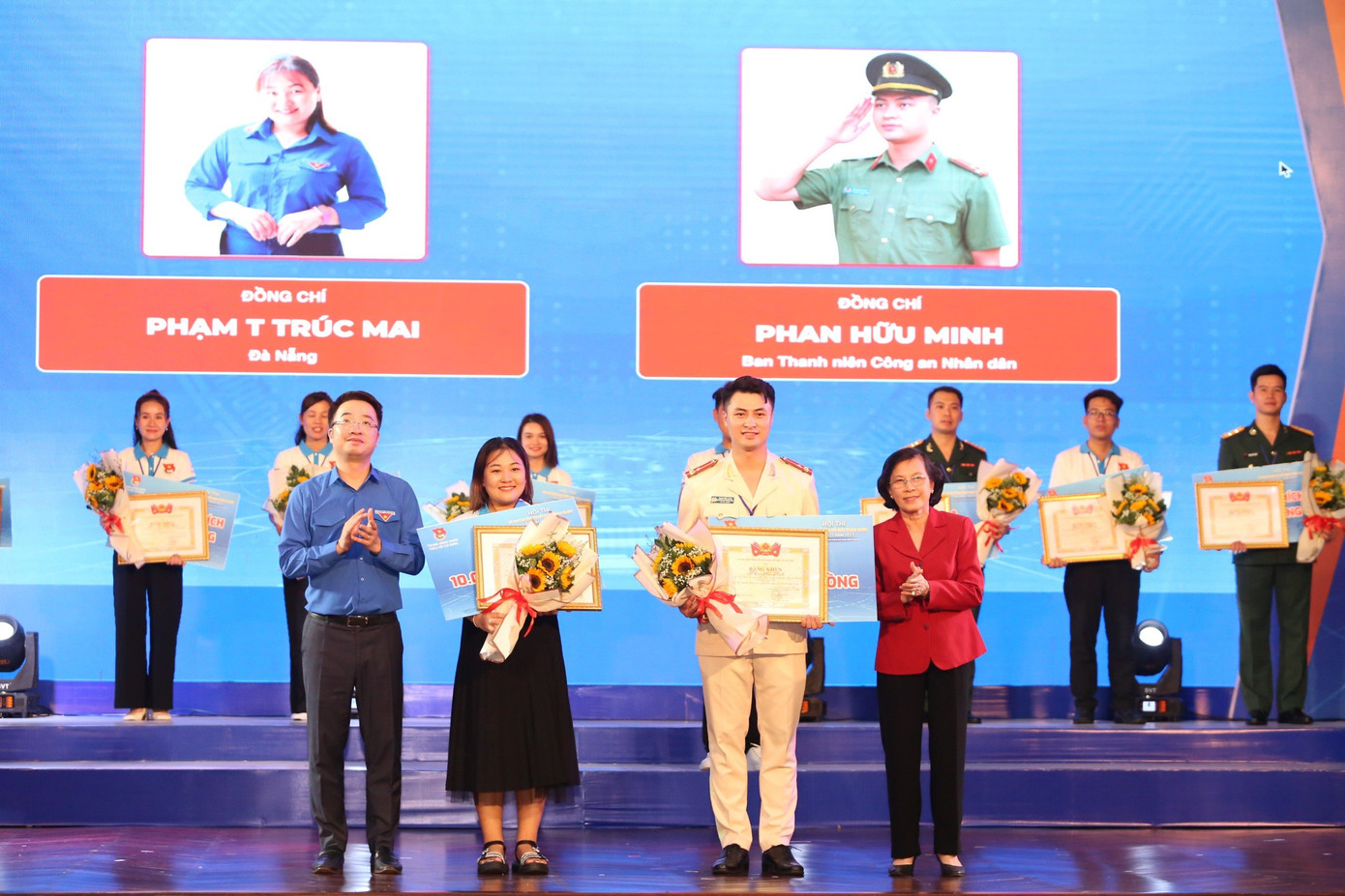 Anh Nguyễn Tường Lâm, Bí thư Ban T.Ư Đoàn phát biểu tại đêm Chung kết Hội thi, trao hoa và Bằng khen cho hai thí sinh đoạt giải Nhì tại Hội thi. (Ảnh: Ngô Tùng) Anh Nguyễn Tường Lâm, Bí thư Ban T.Ư Đoàn phát biểu tại đêm Chung kết Hội thi, trao hoa và Bằng khen cho hai thí sinh đoạt giải Nhì tại Hội thi. (Ảnh: Ngô Tùng)