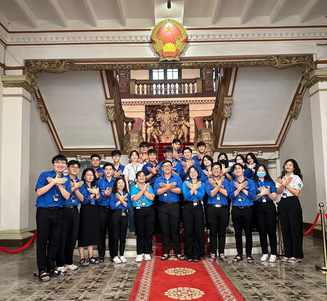 Sinh viên Học viện Cán bộ TP. HCM tham quan tòa nhà UBND TP. HCM.