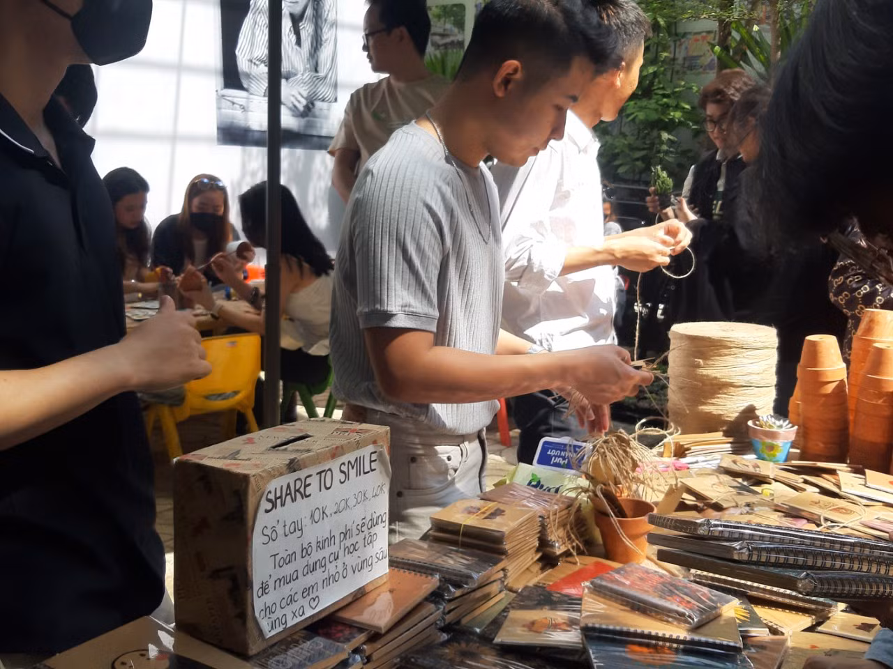 Hoàng Huy cho biết thêm, hoạt động “Khu vườn ước mơ” là một trong những hoạt động thiện nguyện mà nhóm dự án “Share to Smile – Chia nụ cười” nhằm trao học bổng cho các em học sinh đặc biệt khó khăn tại vùng biên giới Tây Ninh. “Ngày 4 - 5/3, nhóm mình đến trao quà cho các bạn nhỏ là học sinh nghèo hai xã Thanh sơn và xã Thạnh Tây (huyện Tân Biên, tỉnh Tây Ninh). Các em ở đây chủ yếu là con em các gia đình từ Campuchia về thiếu giấy tờ tùy thân hoặc là những em bị mồ côi từ nhỏ, hoàn cảnh kinh tế còn nhiều khó khăn”, Huy nói.