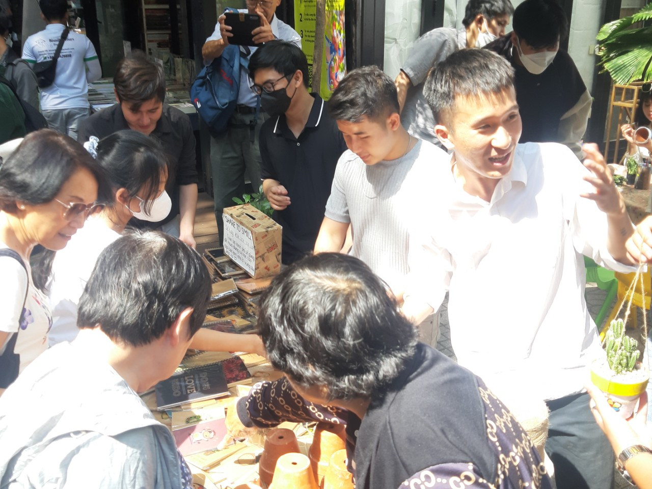 Bùi Hoàng Huy, Trưởng dự án “Share to Smile – Chia nụ cười” cho biết, nhóm Huy tổ chức không gian vẽ nghệ thuật cho mọi người vào sáng Chủ nhật hàng tuần tại đường sách Nguyễn Văn Bình (Q.1) để tạo không gian giải trí cho mọi người. Đồng thời hoạt động giúp gây quỹ cho các hoạt động thiện nguyện của nhóm.