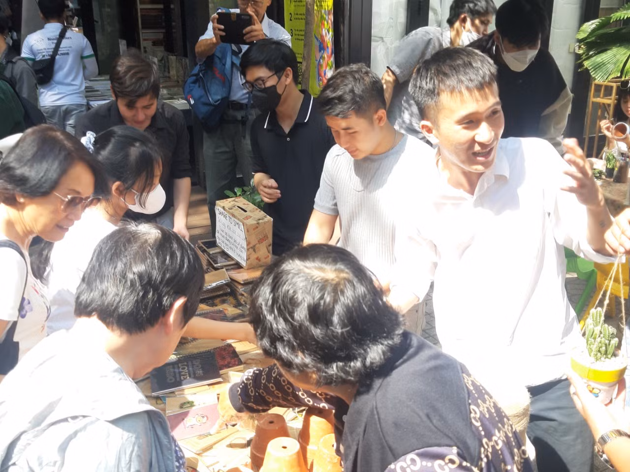 Bùi Hoàng Huy, Trưởng dự án “Share to Smile – Chia nụ cười” cho biết, nhóm Huy tổ chức không gian vẽ nghệ thuật cho mọi người vào sáng Chủ nhật hàng tuần tại đường sách Nguyễn Văn Bình (Q.1) để tạo không gian giải trí cho mọi người. Đồng thời hoạt động giúp gây quỹ cho các hoạt động thiện nguyện của nhóm.