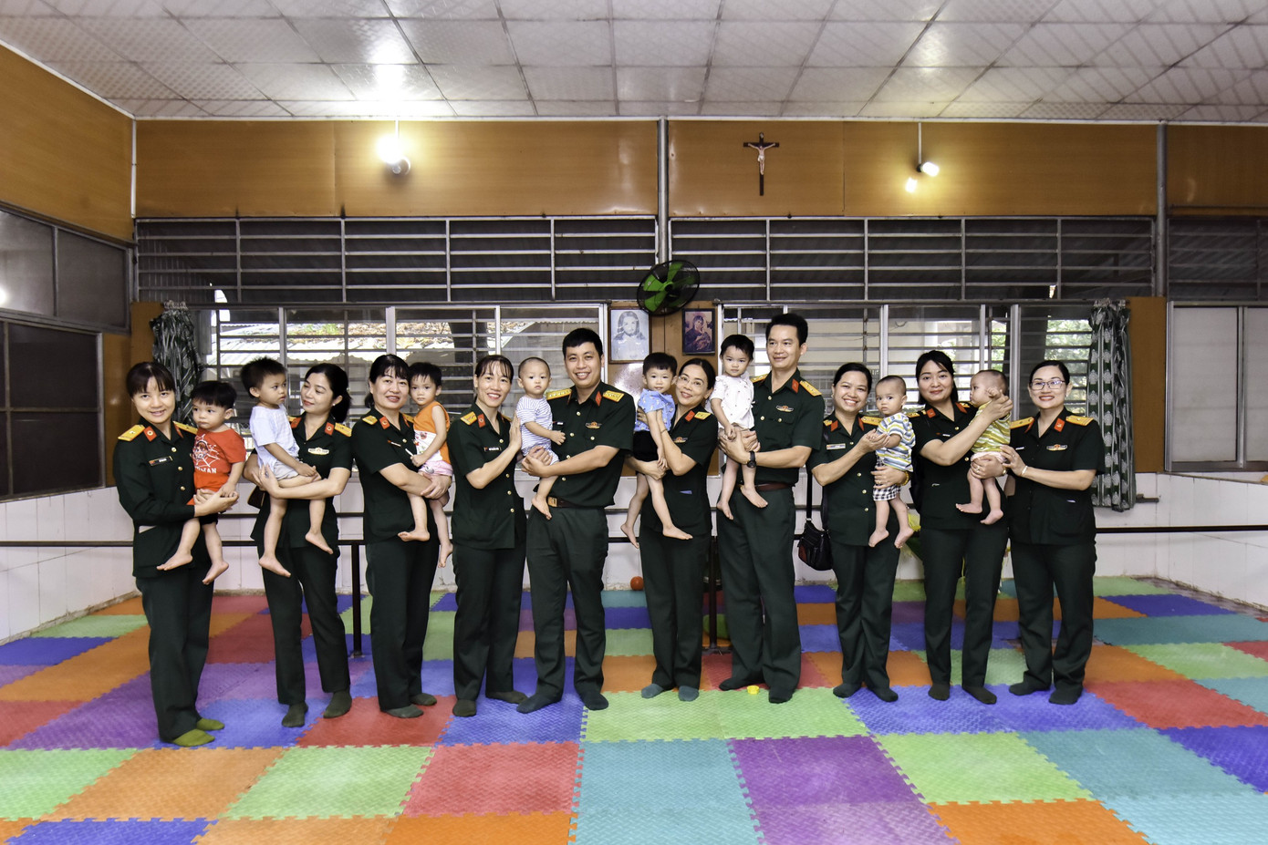 Đoàn các bác sĩ trẻ Bệnh viện Quân y 175 đến thăm và tặng quà Cơ sở Bảo trợ xã hội cô nhi Thiên Bình.