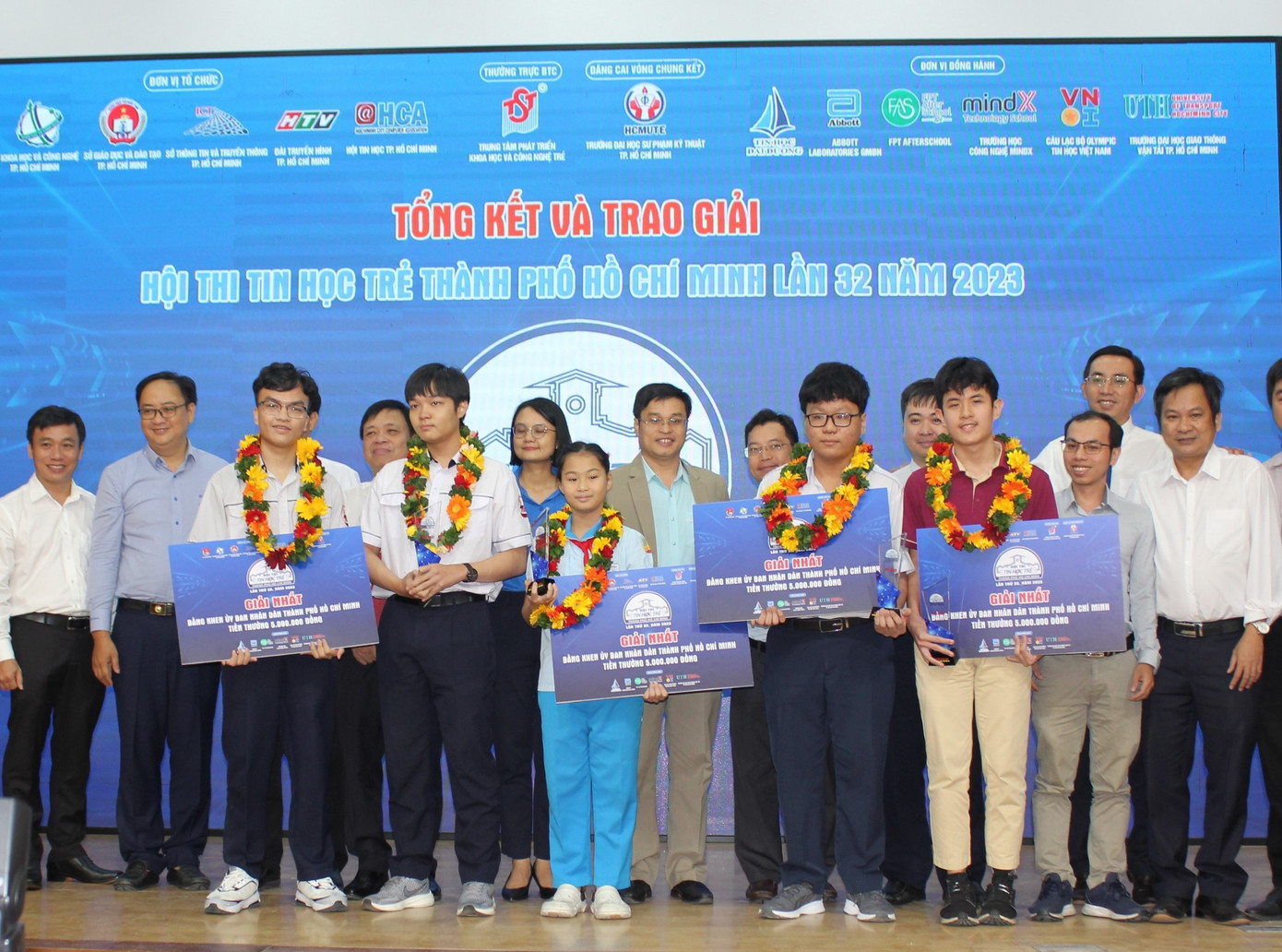 Bốn giải Nhất cuộc thi đã được trao cho 4 cá nhân có thành tích xuất sắc nhất cuộc thi. Bốn giải Nhất cuộc thi đã được trao cho 4 cá nhân có thành tích xuất sắc nhất cuộc thi.