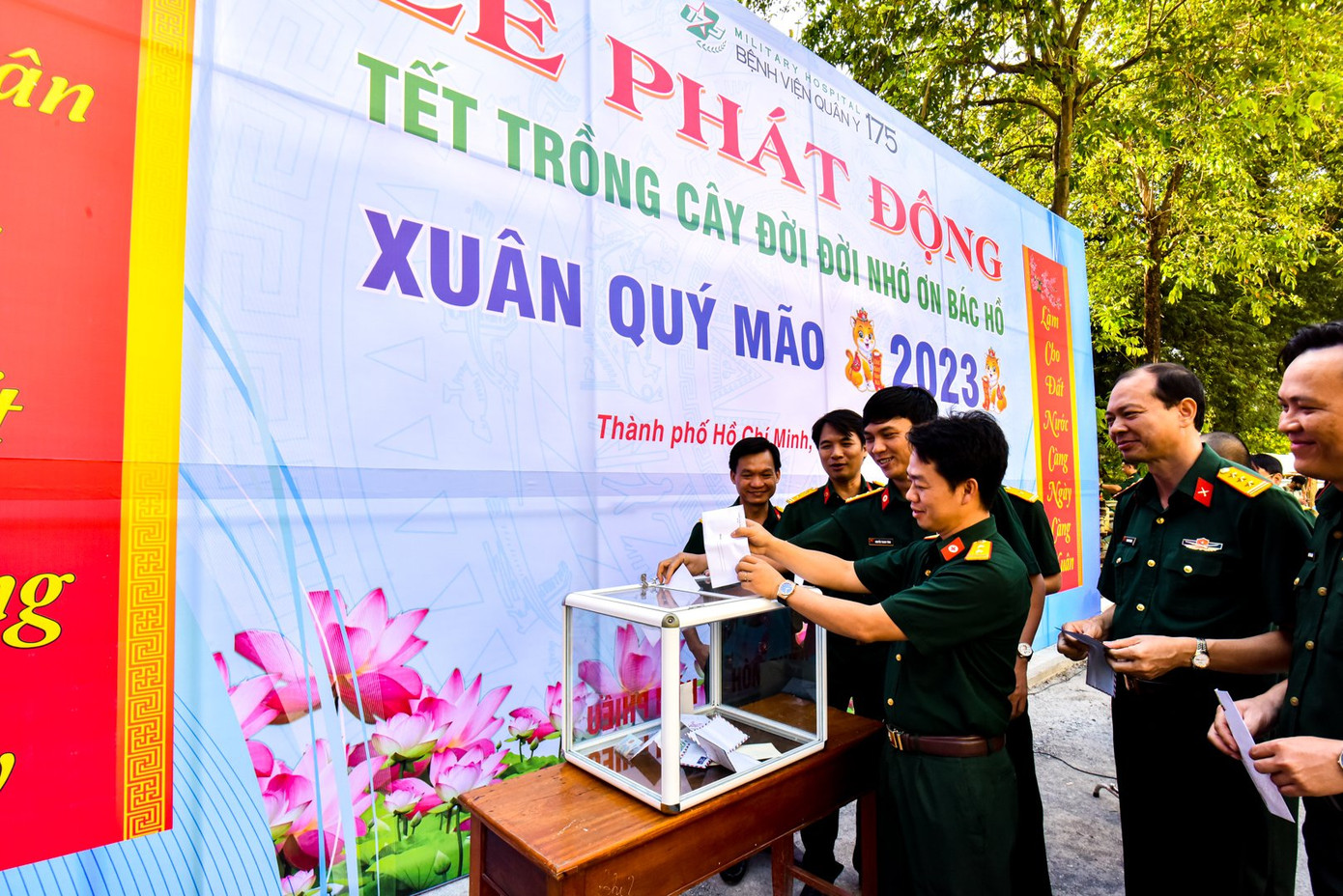 Đại diện chỉ huy các khoa, phòng, ban, trung tâm và viện tại Bệnh viện đóng góp vào quỹ trồng cây xanh.