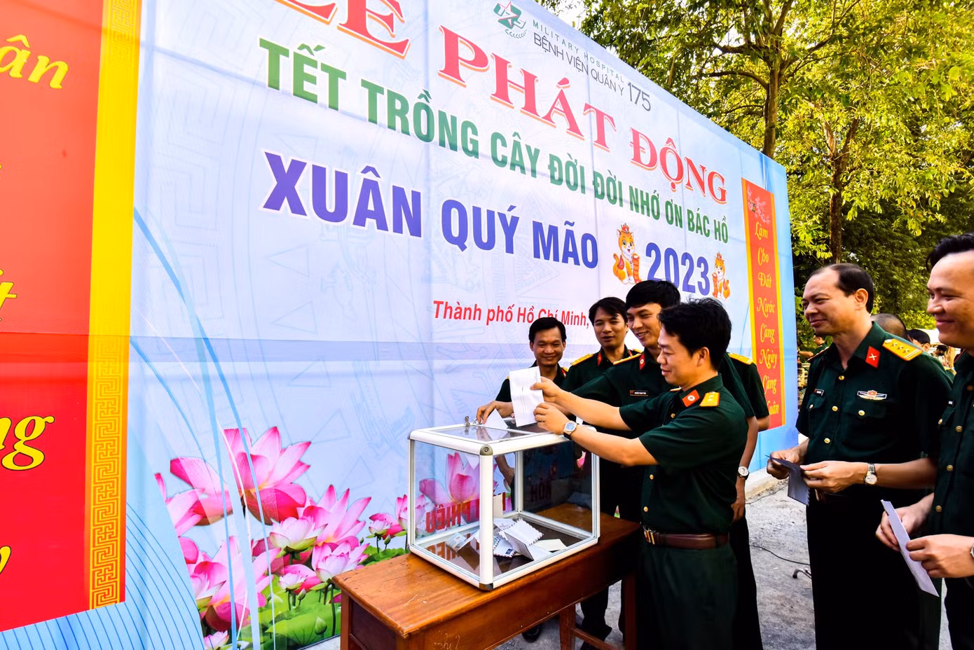 Đại diện chỉ huy các khoa, phòng, ban, trung tâm và viện tại Bệnh viện đóng góp vào quỹ trồng cây xanh.