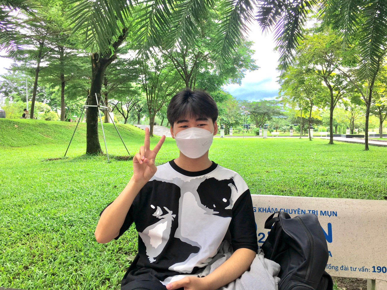 Nguyễn Hữu Nghị phấn khởi sau khi làm thủ tục nhập học. Nguyễn Hữu Nghị phấn khởi sau khi làm thủ tục nhập học.